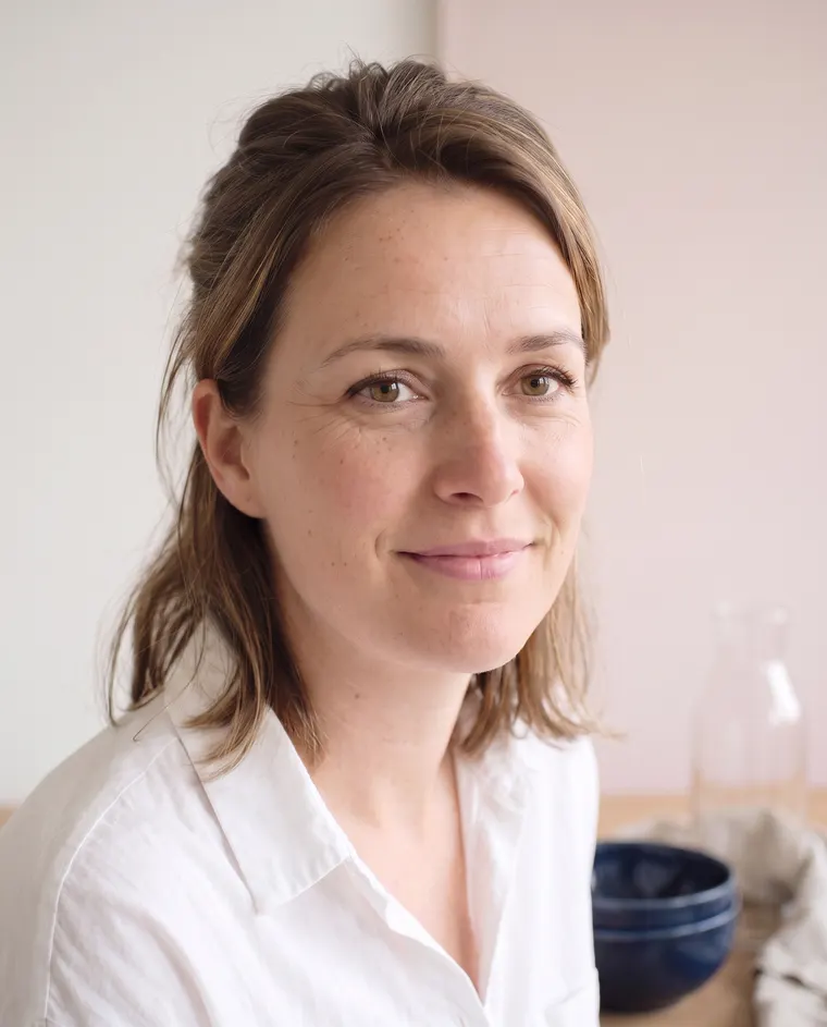 Fleur, naturel portret in zacht daglicht met zichtbare sproetjes